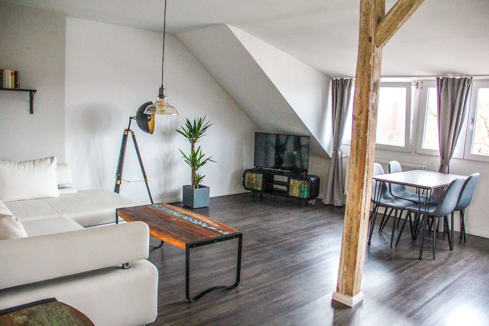 Exklusive 2 Zi. Dachgeschosswohnung In Top Lage! - Bremen - Wohnzimmer
