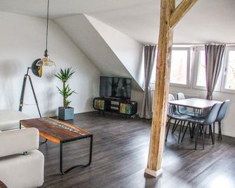 Exklusive 2 Zi. Dachgeschosswohnung In Top Lage! - Bremen - Wohnzimmer