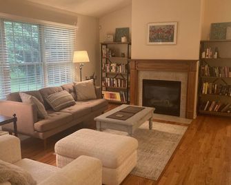Cozy home ensconced in nature, close to Notre Dame and the best of the area. - South Bend - Living room