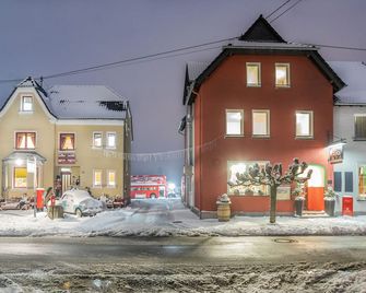 The Little Britain Inn Themed Hotel One of a Kind In Europe - Linz am Rhein - Building