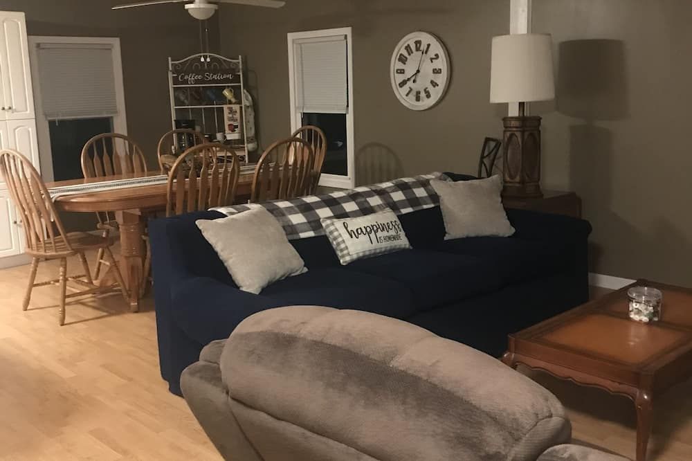 Quiet, 3 bedroom & 1 bath get-a-way. Near Lake Erie for fishing & skiing resorts