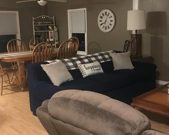 Quiet, 3 bedroom & 1 bath get-a-way. Near Lake Erie for fishing & skiing resorts - Albion - Living room