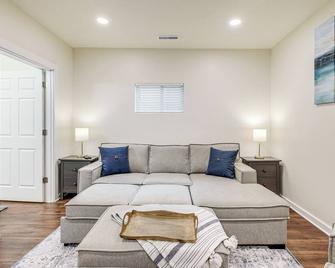 Dog-Friendly Sheboygan Home - 1 Mi to Town! - Sheboygan - Living room