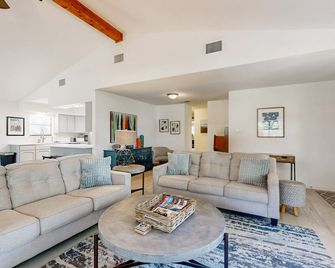 Waterfront Home with Private Dock, Kayaks & Huge Deck - Horseshoe Bay - Living room