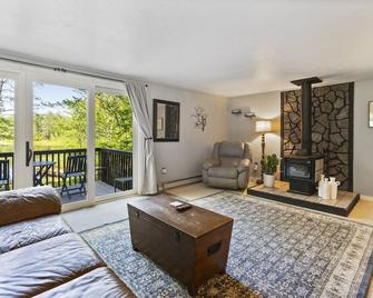 Little Longbow Lakefront Chalet - Becket - Sala de estar