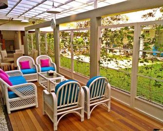 Travelers Inn Bandung - באנדונג - מרפסת