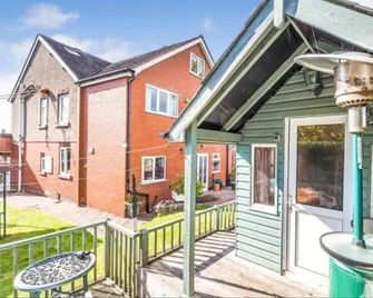 Higherlands - Stoke-on-Trent - Outdoors view