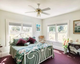 'The Hollies' Wine Country Victorian Farmhouse - Sebastopol - Bedroom