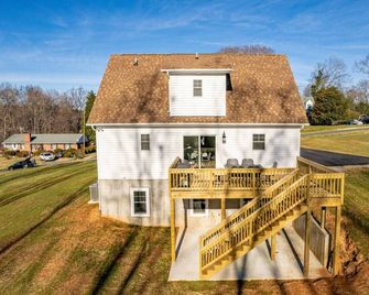 The Golden Jewel - Game Room, Fire Pit and Deck! - Madison Heights - Edificio
