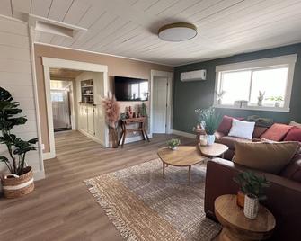 Boho 1-bedroom house with WiFi, AC in downtown Manistee - Manistee - Living room