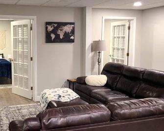 Franklin St Suite - Evansville - Living room