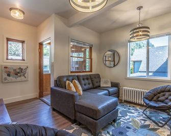 Spacious suite in the heart of downtown - Juneau - Living room