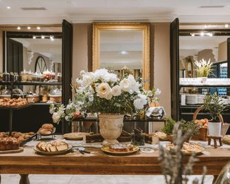 Le Phebus And Spa - Gordes - Buffet