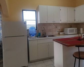 Upstairs 2 bedroom apartment- 5 mins from the beach - The Valley - Cocina
