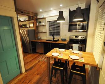 Modern Farmhouse In Niagaras Wine Country - Niagara Falls - Kitchen