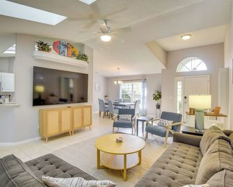 Private Pool & Park Access: Cozy South Daytona Gem - South Daytona - Living room