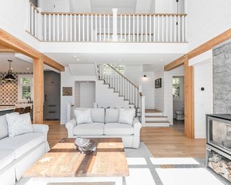 3bdrm 3 bath lakehouse in Dwight. Faces south! All day sun! Unlimited Wifi! - Dwight - Wohnzimmer