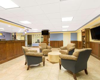 Days Inn by Wyndham Raleigh-Airport-Research Triangle Park - Morrisville - Лоббі