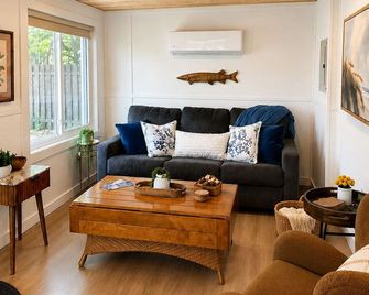 Beach Cabin Near White Bear Lake • 2-Min Walk to Lake • Fire Pit • Sleeps 5 - White Bear Lake - Sala de estar