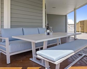 Sky Blue Retreat - Waihi Beach Holiday Home - Waihi Beach - Balkon