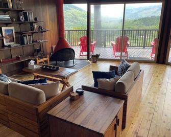Stunning views from house high up on mountain side. - Keene - Sala de estar