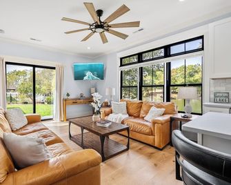 Escape to The Cove - A stunning lakefront suite on Watts Bar Lake! - Loudon - Living room