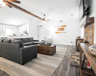 Ruth's Cottage at Addis Acres/Newly Renovated/Firepit/Private Pond/2BR/2BA/Deck - Griffin - Living room