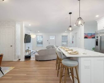 Upscale 4BR Retreat at the Reservoir! - Bridgeport - Dining room