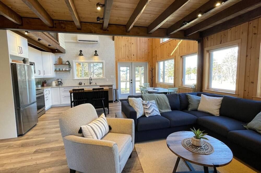 Chalet Gedouque, a tranquille retreat located on the Cabot Trail with waterfront views - Cheticamp - Living room