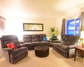 Puffin Perch -Best Winter & Multi-Month Rates! - Kodiak - Sala de estar