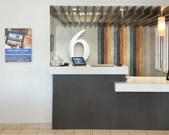 Motel 6 Stuart Ia - Stuart - Front desk