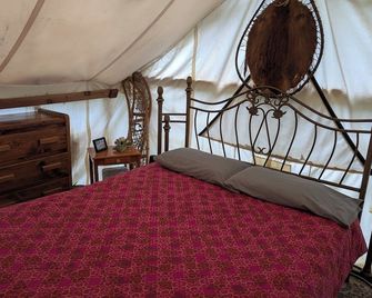 Sleep in the trees! A treehouse escape just 5 minutes from airport and downtown! - Fairbanks - Bedroom