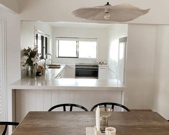 Huge Family Retreat with Pool and Cinema - 4 mins from the beach - Mount Maunganui - Dining room