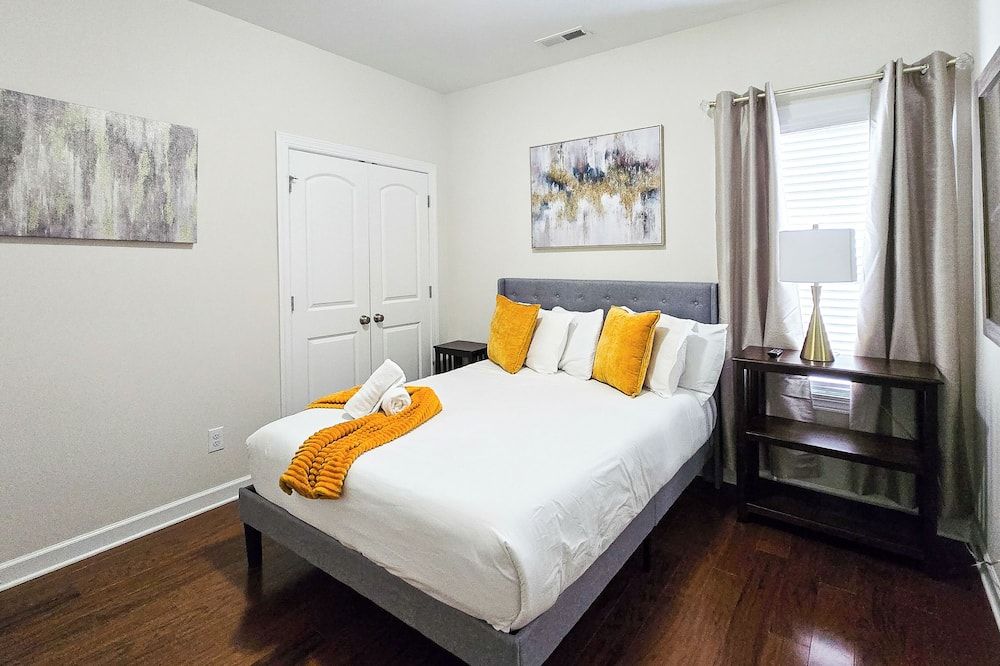 Luxury 4BR - 2 King and 2 Queen - שרלוט - חדר שינה
