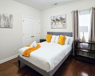 Luxury 4BR - 2 King and 2 Queen - שרלוט - חדר שינה