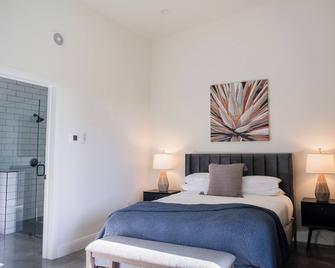 Redstone / Casita #1 - Private Porch, Luxury, Country Feels, Walk to Wineries \n - Stonewall - Bedroom