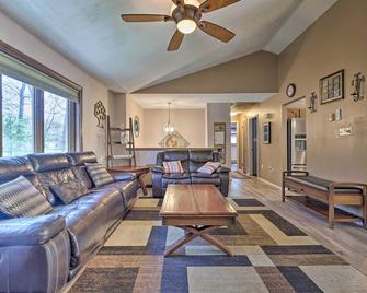 3 Mi to Kalahari Pocono Mountain Home with Fire Pit - Pocono Summit - Sala de estar