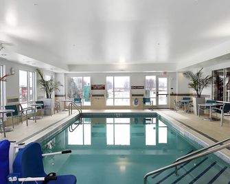 TownePlace Suites by Marriott Grove City Mercer/Outlets - Mercer - Piscina