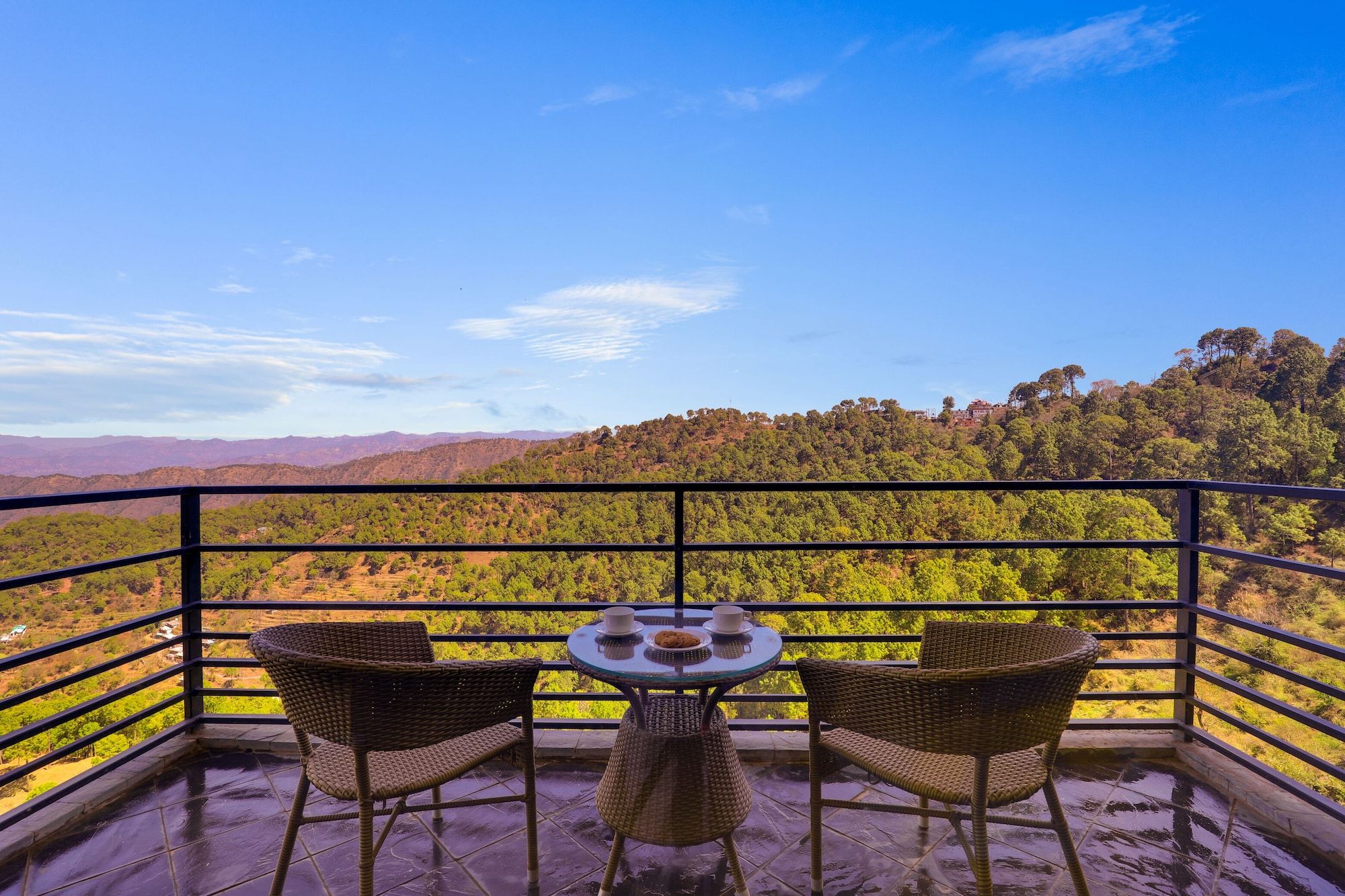 Lemon Tree Hotel, Kasauli - 格紹利 - 陽台