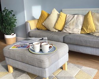 Renovated farmhouse, 5 mins from the sea - Gaerwen - Living room