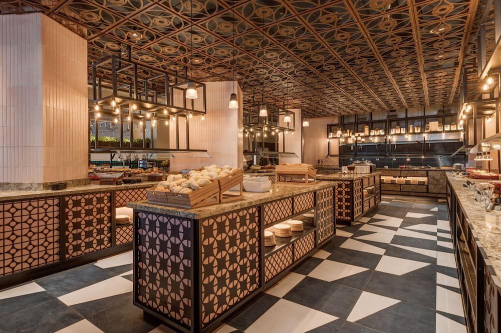 إيهس أوديسي هوتل