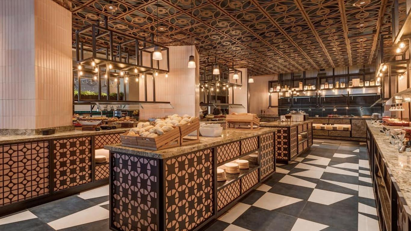 إيهس أوديسي هوتل