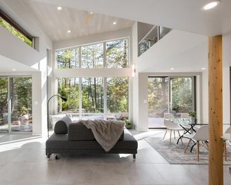 Modern Shipping Container Studio with Ocean Views - Halfmoon Bay - Habitación