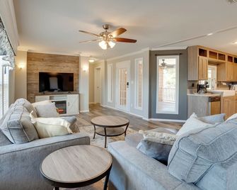Fishermans Paradise Lake-View Home in Ma - Many - Soggiorno