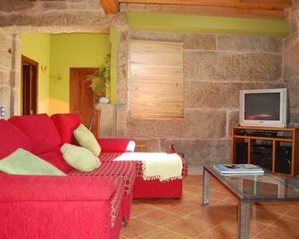 Tranquility and privacy in a property surrounded by greenery - Borela - Sala de estar