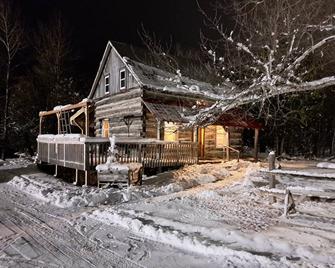 Historical Square Timber Home right at the heart of Snow Country - 에건빌 - 건물