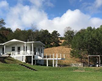 Cottage, Pool, 300 Acres of Blue Ridge Mountains. - Millboro - Building