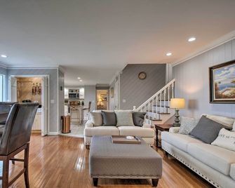 Stay Above it All! Modern Home on Missionary Ridge - Chattanooga - Living room