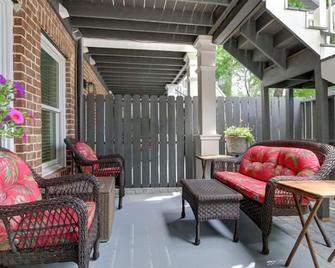Garden Apartment with Parking, Heated Pool Access - Savannah - Patio