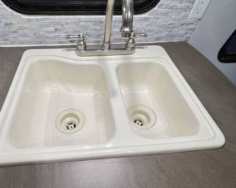 Cozy RV in West Valley home with AC/Heat - private - 5 miles from SLC airport - Salt Lake City